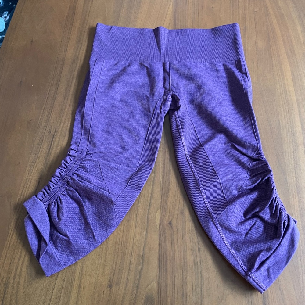 Lululemon purple flow crop capris